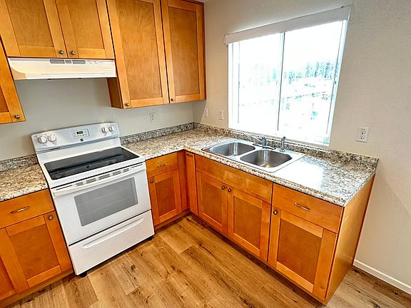 5th image of 12325 Lakeshore Dr APT 8