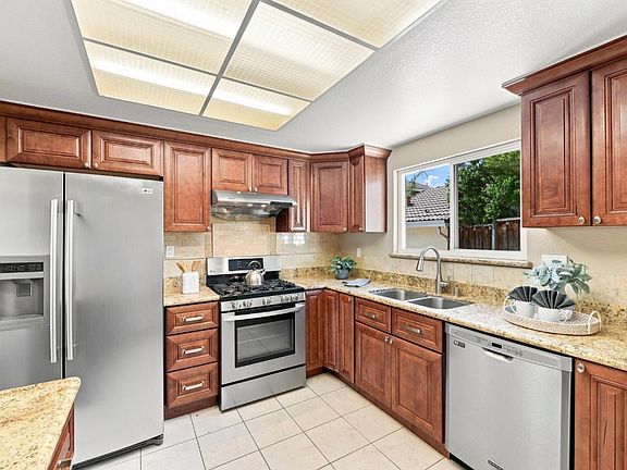 3rd image of 977 Ivory Creek Dr
