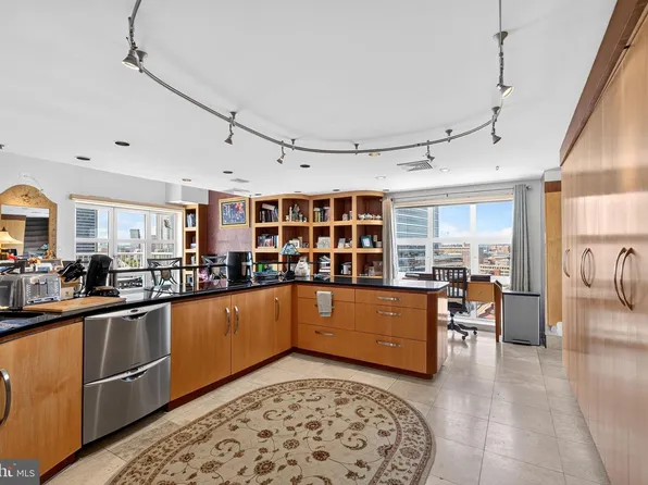 250 President St Unit 1402, Baltimore, MD 21202