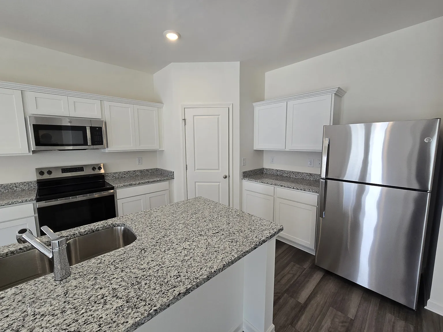 5 bed, 2722 sqft, $2,300 — Photo 4