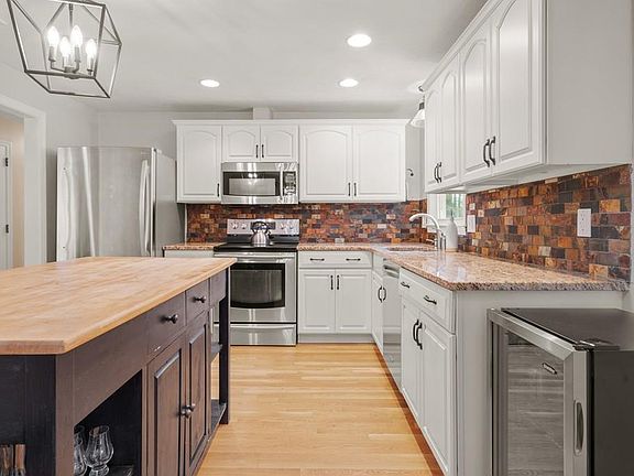 5th image of 137 Howard St