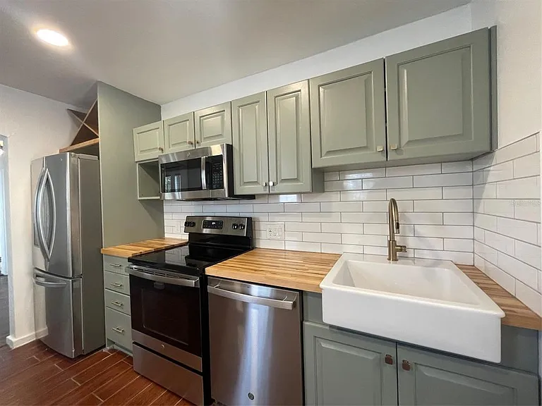 4221 Burlington Ave N — Photo 3