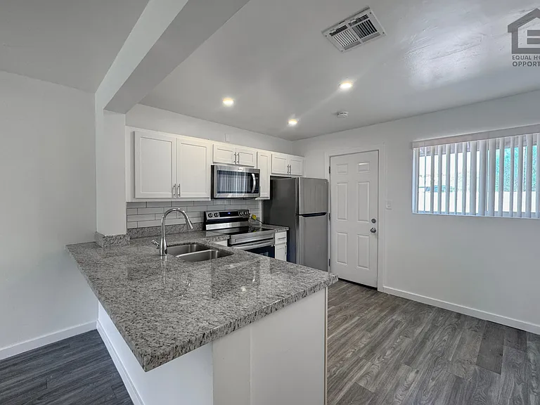 1336 E Willetta St — Photo 16