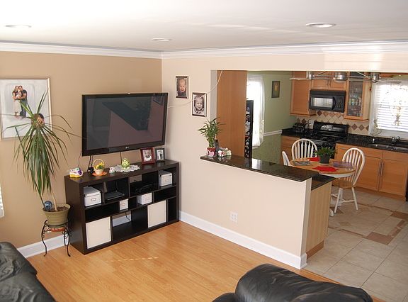 3rd image of 654 N Vista Ave