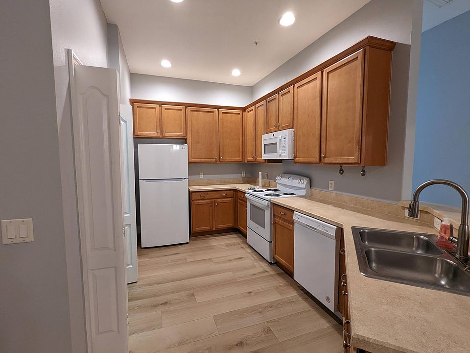 Kitchen with all appliances (new in 2022)