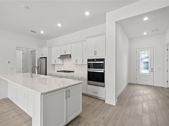 4th image of 2082 Don Benito WAY