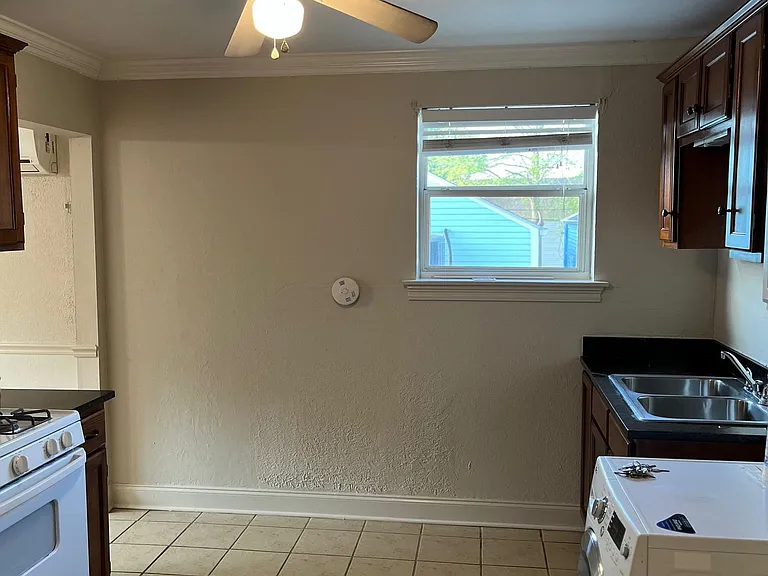 519 Constantinople St #B — Photo 7