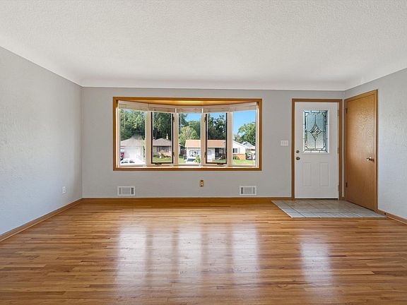 4th image of 1692 Leone Ave
