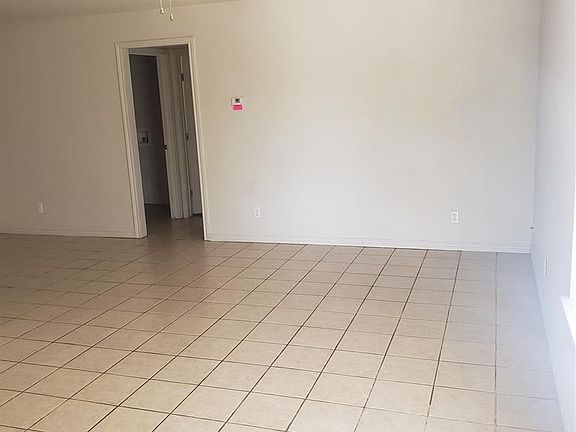 4th image of 208 Honey Bee Dr