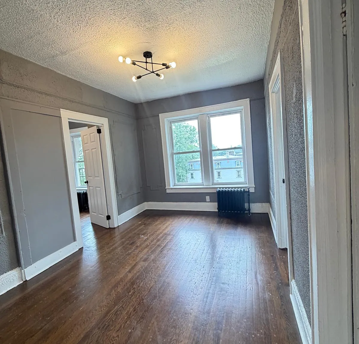 3 bed, 1000 sqft, $2,200 — Photo 2
