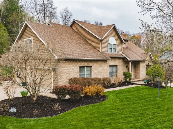 1605 Greenmont Hills Dr, Vienna, WV 26105