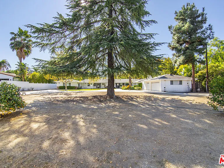 22960 Erwin St — Photo 1