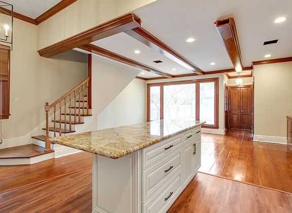 5th image of 822 Burdette St
