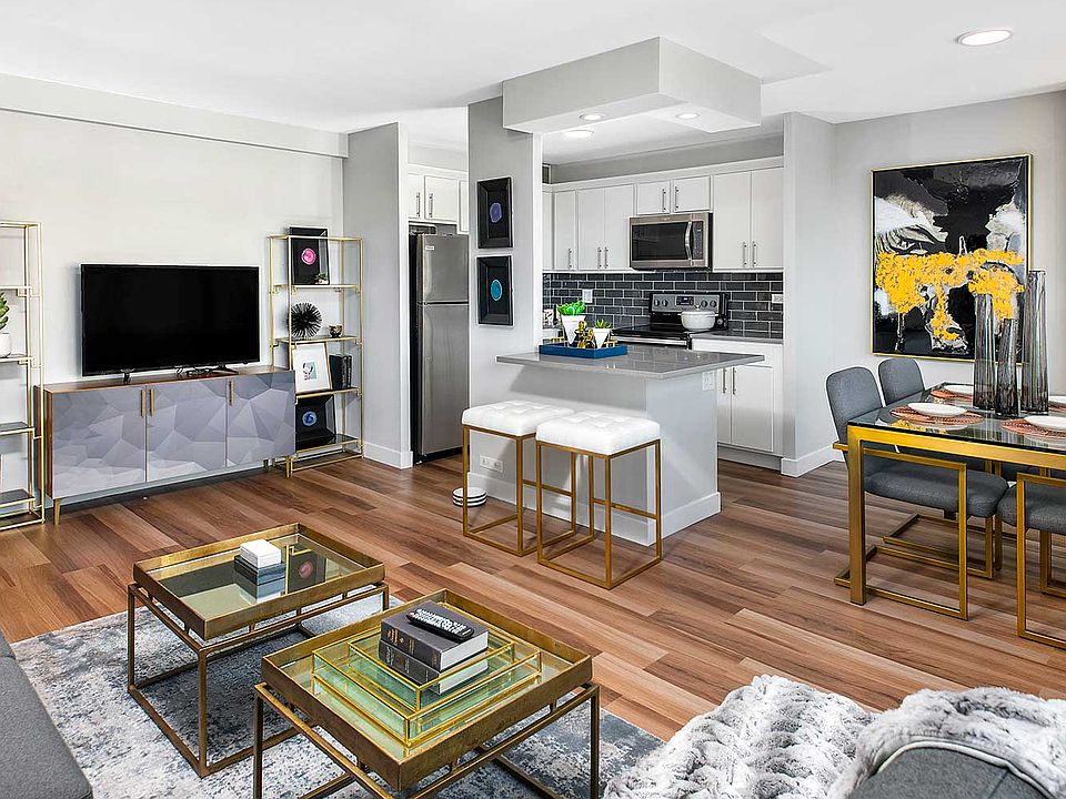Offering nine different floor plans to choose from, our studio, one-, and two-bedroom pet-friendly residences feature lake or city views and a variety of finishes, like granite countertops, stainless