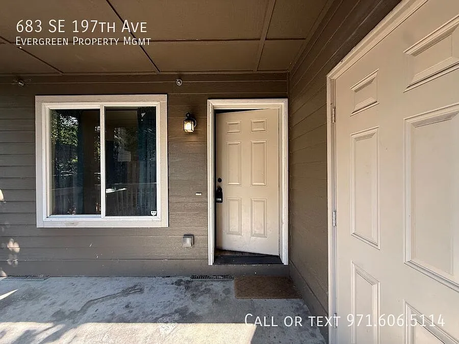 Spacious 4BD/1.5BA Home with HOA Amenities, Garbage/Water/Sewer Included! — Photo 1
