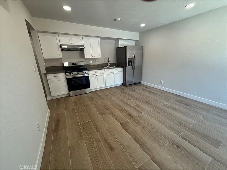 2397 N Apple Ave — Photo 2
