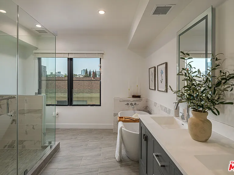 1147 N Beachwood Dr #5 — Photo 10