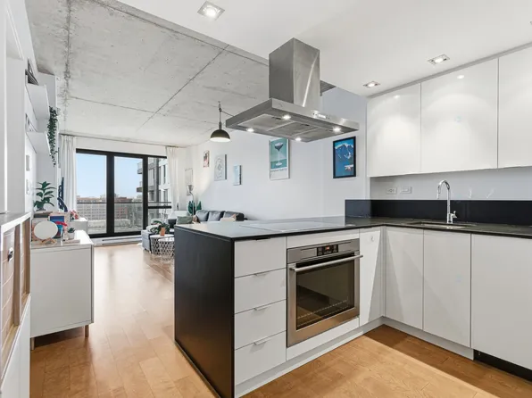 705 Rue William #1006, Montreal, QC H3C 0R5