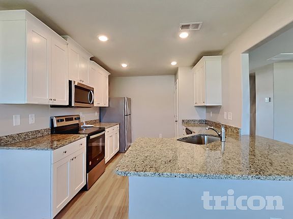 4th image of 260 Chedworth Dr