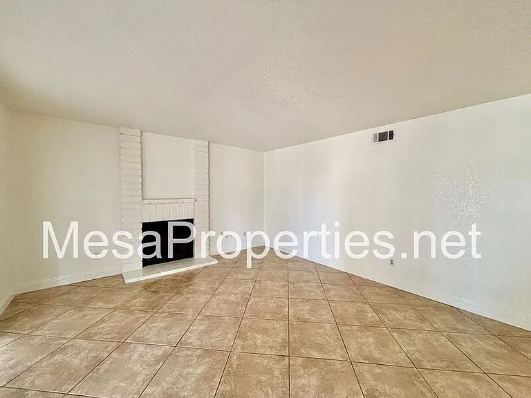 2378 N Sycamore Ave — Photo 8