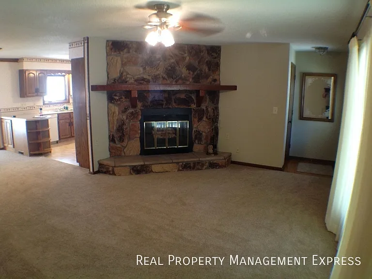 233 E Pam Rd — Photo 2