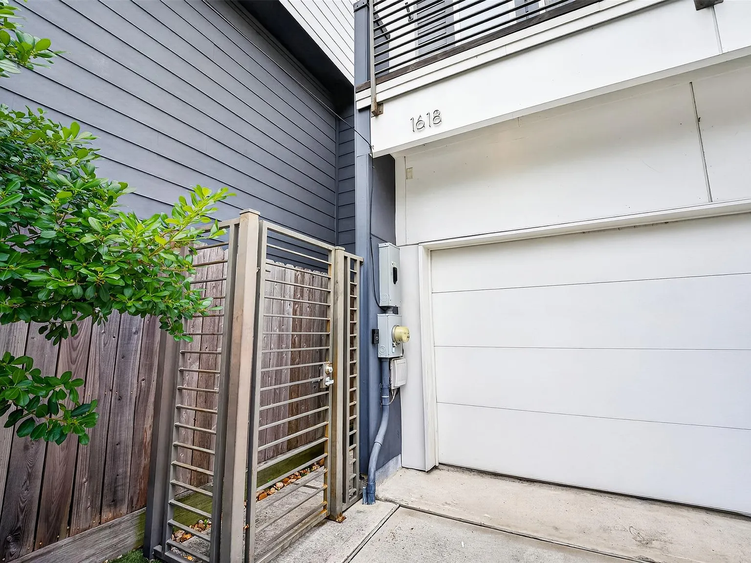 3 bed, 2.5 bath, 2410 sqft, $3,300 — Photo 3
