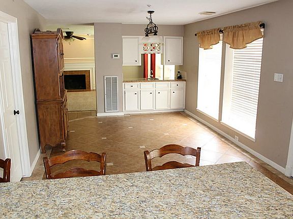 3rd image of 6003 Summer Oaks Dr