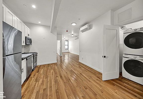 4th image of 326 Cornelia St