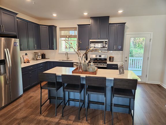 2nd image of 9 Shamrock Cir