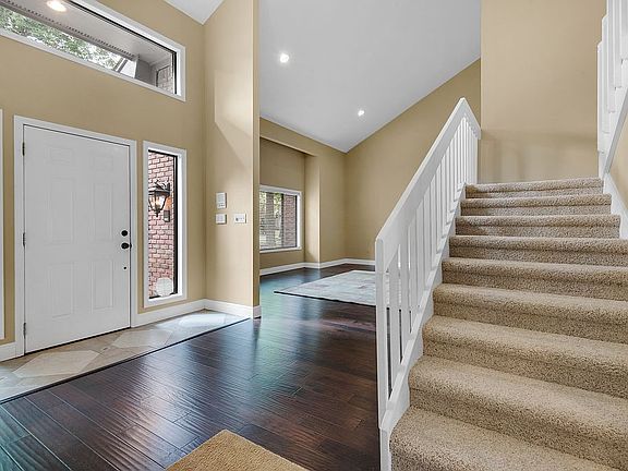 Vaulted ceiling / hardwood 
