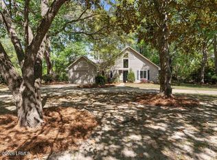 9 Chesterfield Lake Dr, Beaufort, SC 29906