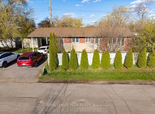 925 Moorvale St, Ottawa, ON K1K3K9