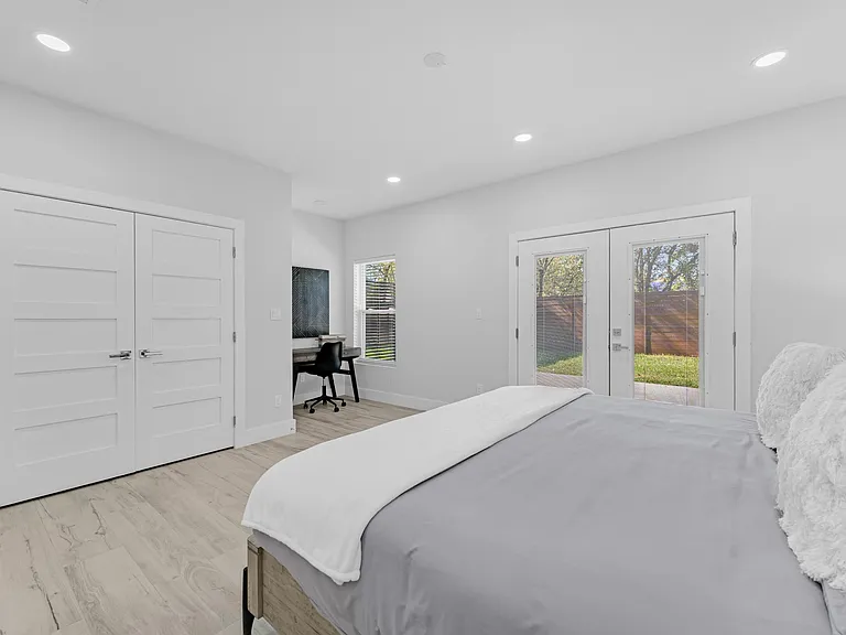 2423 Crossman Ave — Photo 8
