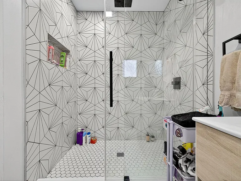 112 Woodstock St — Photo 3