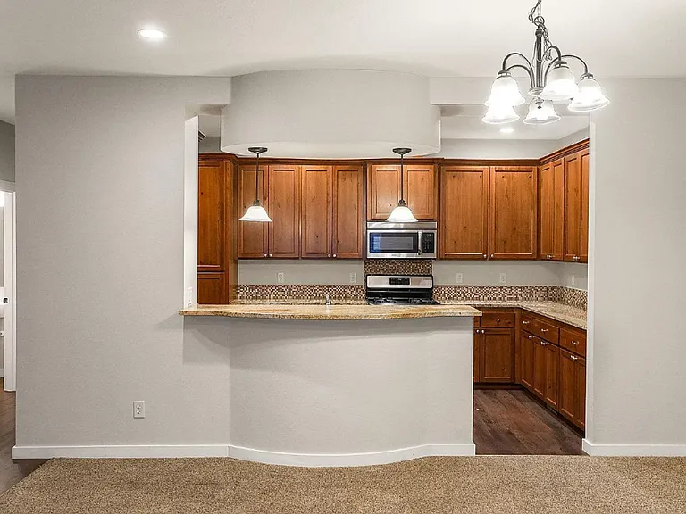 384 Market St NE — Photo 9