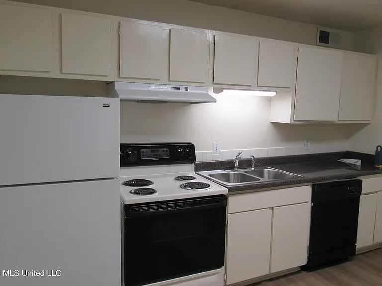 940 Bellevue Pl #103 — Photo 6