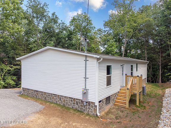 3rd image of 135 Pinecrest Dr