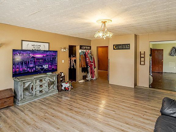 4th image of 415 Haley St