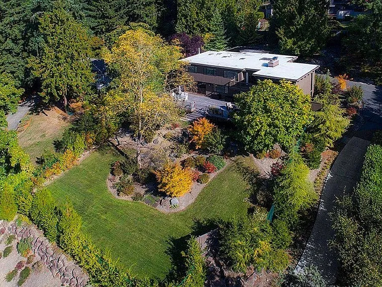 6730 W Mercer Way — Photo 1