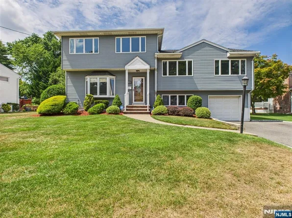 659 Swathmore Ln, Paramus, NJ 07652