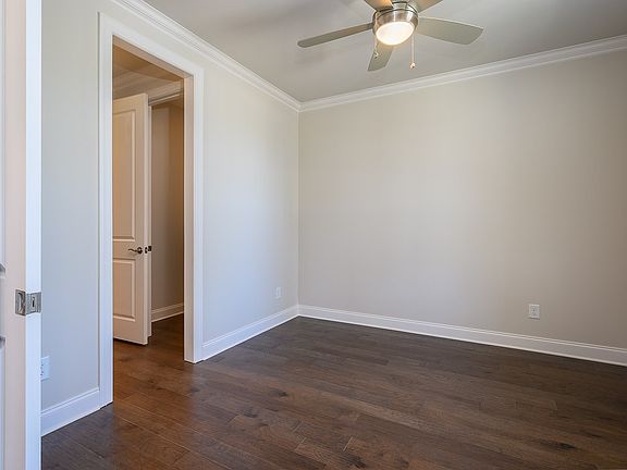 5th image of 225 Moray Ct