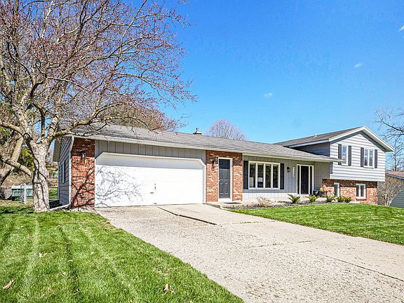 2nd image of 1120 Paradise Lake Dr SE