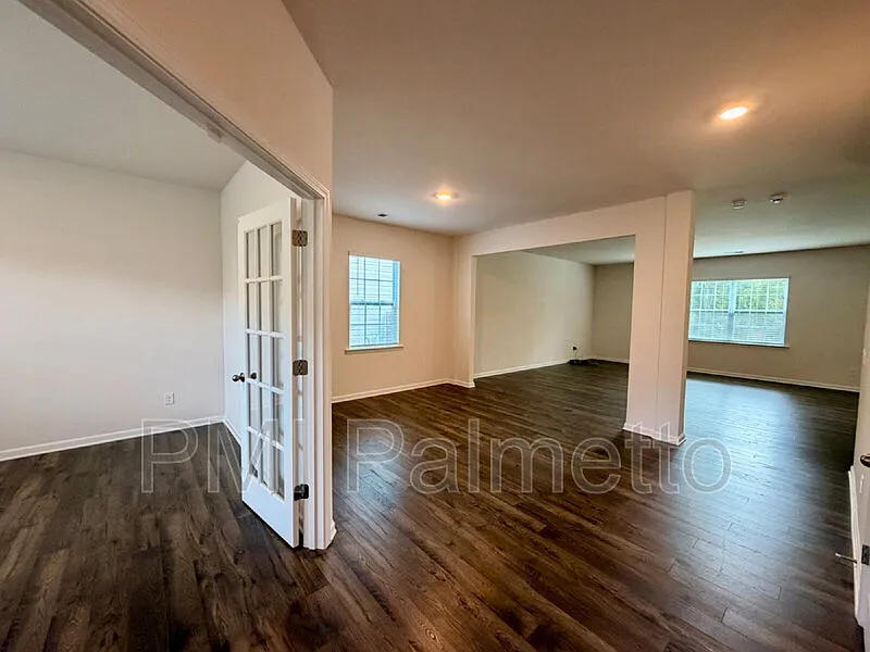 5 bed, 3.5 bath, 3108 sqft, $2,945 — Photo 3