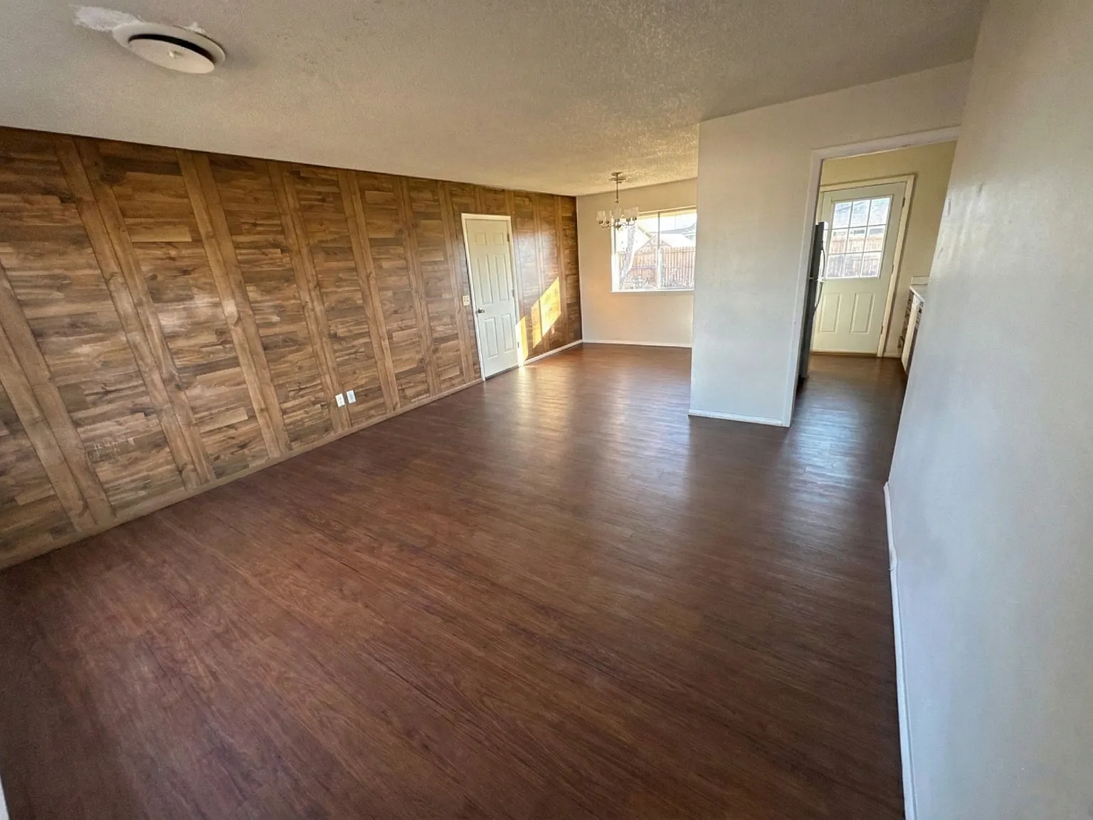 3 bed, 1400 sqft, $1,900 — Photo 2