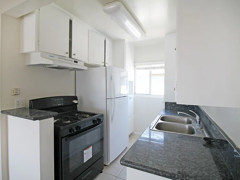 2311 Vanderbilt Lane — Photo 6
