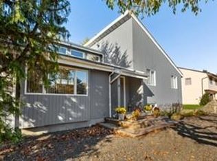 8 Dusk Dr, New Rochelle, NY 10804