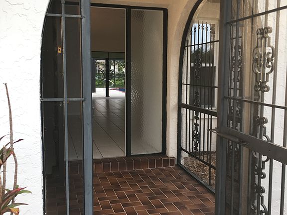 Entry into 12' vaulted LR/DR