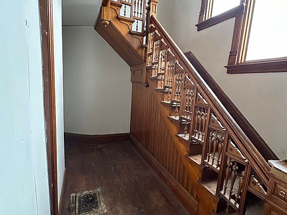 4th image of 120 Linn St