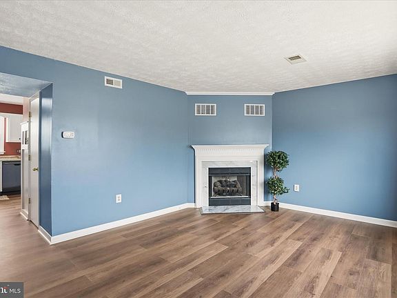 3rd image of 906 Hilltop Dr