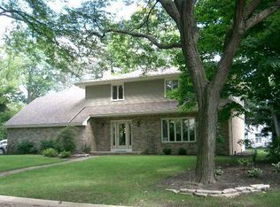 2070 Carriage Hill Dr, Toledo, OH 43606